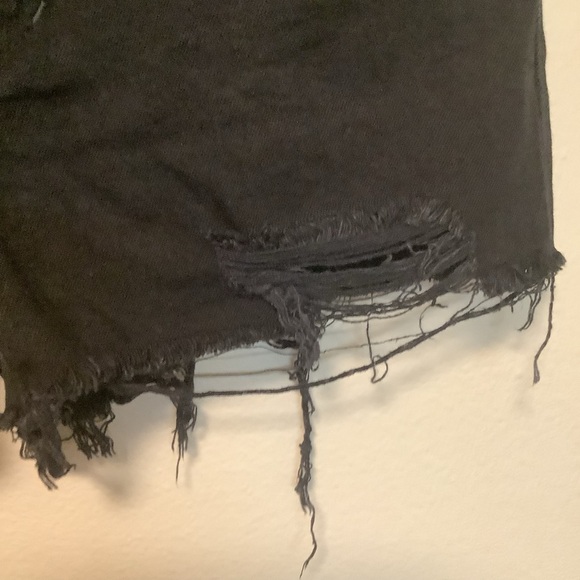 We The Free Women’s black button front 28 boyfriend‎ low rise distressed shorts - Picture 7 of 12